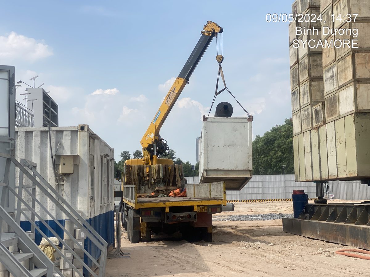 Xe cẩu PMC hạ tổ máy phát điện tại kho